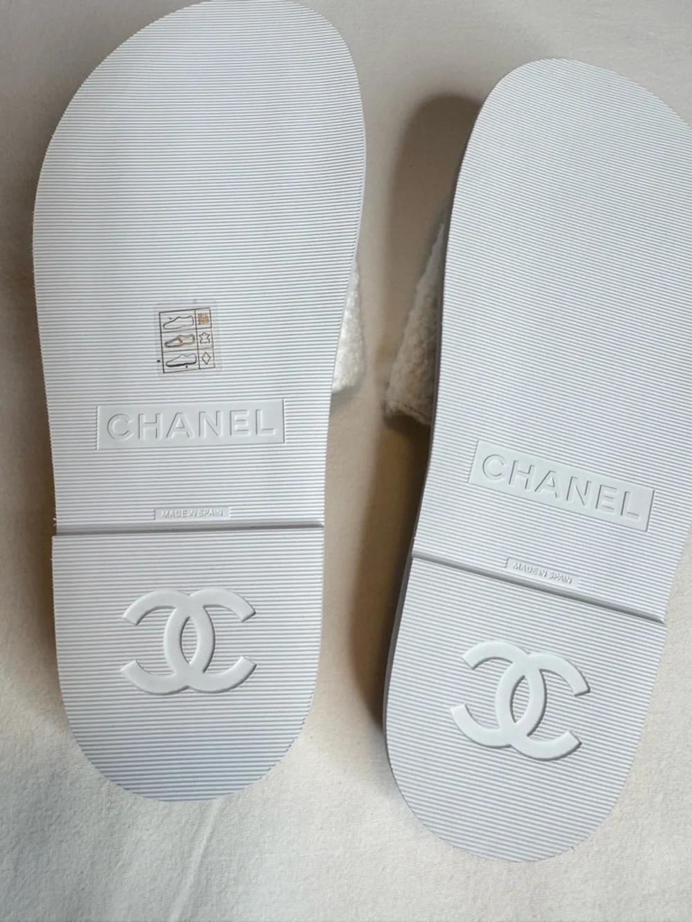 Chanel White Fabric Pearl Cork CC Slip On Slides Shearling Sandals Authentic 37
